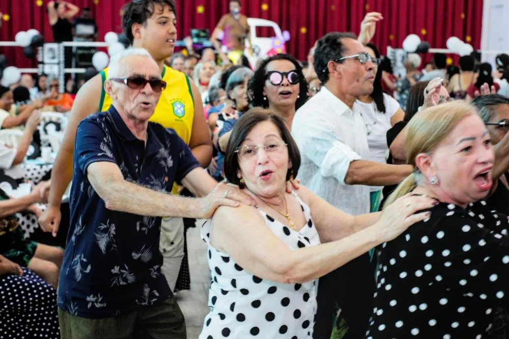 Baile da pessoa idosa em dose dupla neste fim de semana