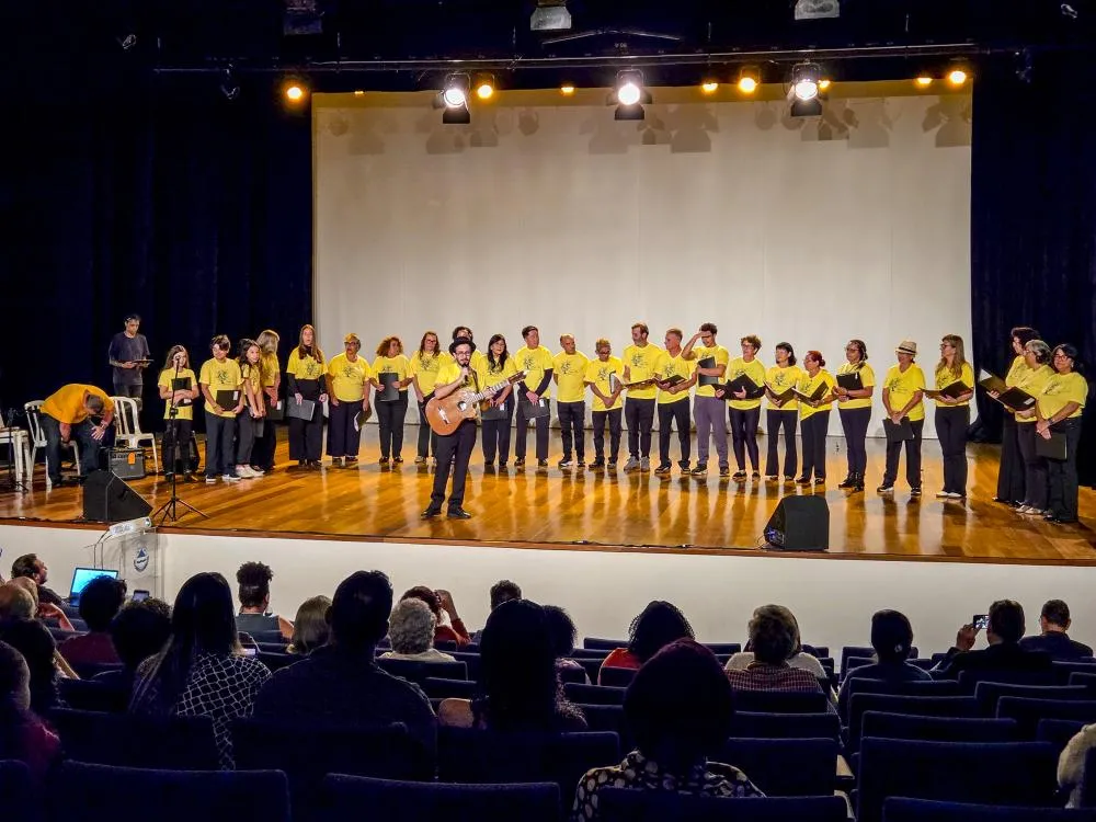 Mais de mil pessoas prestigiam a primeira edição do Canta Cotia no Teatro Municipal